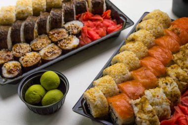 Sushi seti: suşi rulo ile somon ve suşi rulo füme yılan balığı ile seçici odak.
