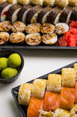 Sushi seti: suşi rulo ile somon ve suşi rulo füme yılan balığı ile seçici odak.