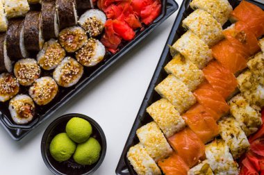Sushi seti: suşi rulo ile somon ve suşi rulo füme yılan balığı ile seçici odak.