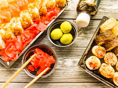 Sushi seti: suşi rulo ile somon ve suşi rulo füme yılan balığı ile seçici odak.