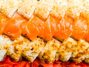 Sushi seti: suşi rulo ile somon ve suşi rulo füme yılan balığı ile seçici odak.