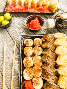 Sushi seti: suşi rulo ile somon ve suşi rulo füme yılan balığı ile seçici odak.