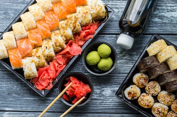 Sushi seti: suşi rulo ile somon ve suşi rulo füme yılan balığı ile seçici odak.