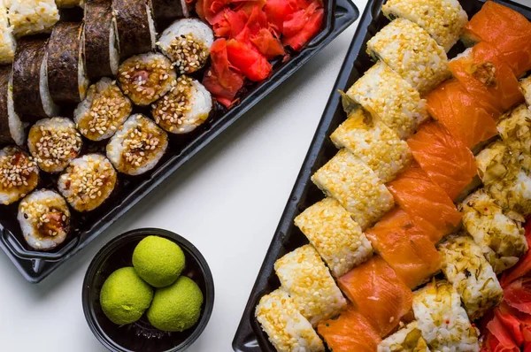 Sushi seti: suşi rulo ile somon ve suşi rulo füme yılan balığı ile seçici odak.