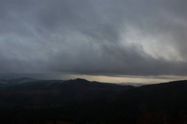 Sonbahar manzarası sisli yağmurda