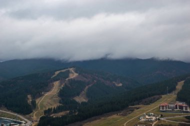 Karpat Dağları yağmur altında sisli video görüntüleri