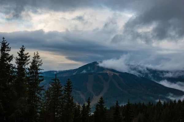 Montañas Cárpatas Paisaje Video Filmación Bajo Lluvia Con Niebla — Foto de Stock