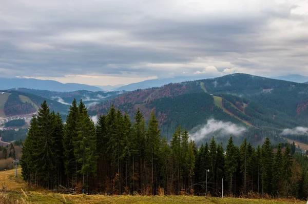 Karpat Dağları yağmur altında sisli video görüntüleri
