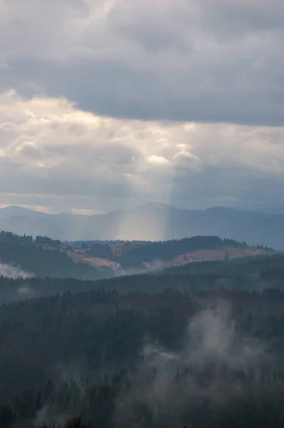 Cárpatos Montanhas Paisagem Vídeo Imagens Chuva Com Nevoeiro — Fotografia de Stock