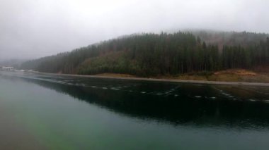 Karpat Dağları yağmur altında sisli video görüntüleri
