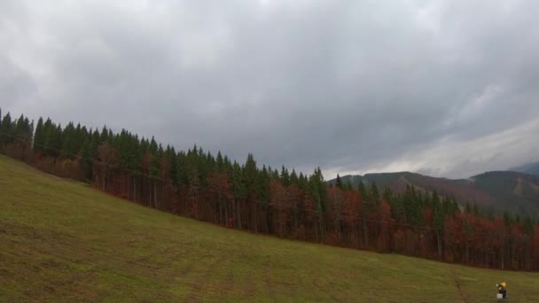 喀尔巴阡山脉景观视频镜头在雨中的雾 — 图库视频影像