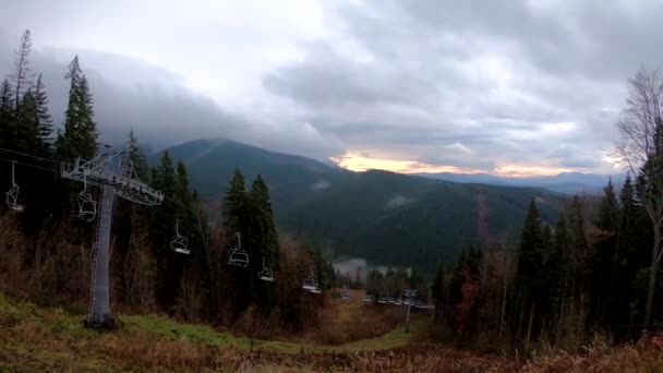 Montañas Cárpatas paisaje video filmación bajo la lluvia con niebla — Vídeo de stock