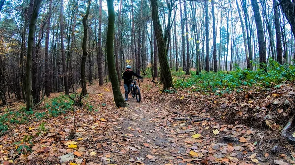 秋の公園の自転車に乗るアマチュアライダー — ストック写真