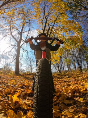 Küçük çocuk güneşli bir günde bisiklet sürmeyi öğreniyor.