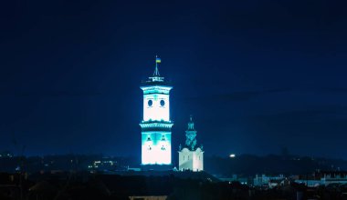 Gece Lviv Noel 'de eski şehir mimarisi