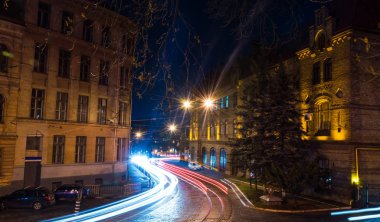 Gece Lviv Noel 'de eski şehir mimarisi