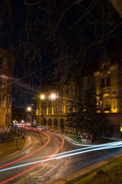 Gece Lviv Noel 'de eski şehir mimarisi