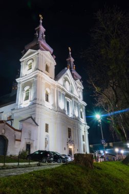 Gece Lviv Noel 'de eski şehir mimarisi