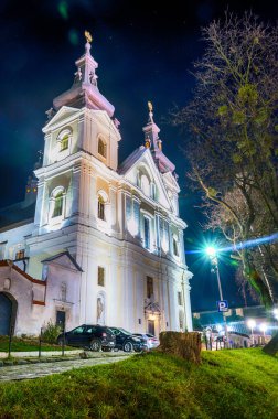 Gece Lviv Noel 'de eski şehir mimarisi