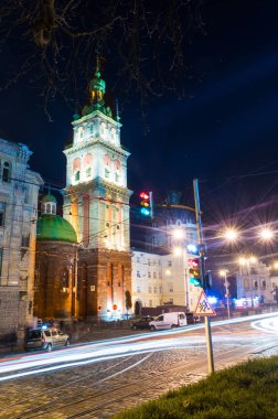 Gece Lviv Noel 'de eski şehir mimarisi