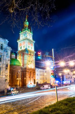 Gece Lviv Noel 'de eski şehir mimarisi