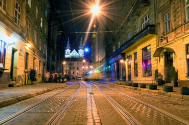 Gece Lviv Noel 'de eski şehir mimarisi