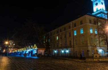 Gece Lviv Noel 'de eski şehir mimarisi