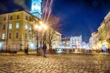 Gece Lviv Noel 'de eski şehir mimarisi