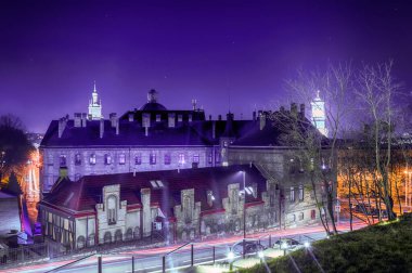 Gece Lviv Noel 'de eski şehir mimarisi