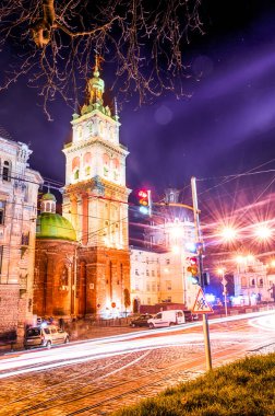 Gece Lviv Noel 'de eski şehir mimarisi