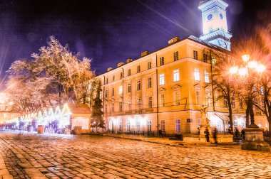 Gece Lviv Noel 'de eski şehir mimarisi