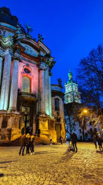 Gece Lviv Noel 'de eski şehir mimarisi