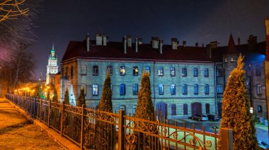 Gece Lviv Noel 'de eski şehir mimarisi