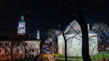 Gece Lviv Noel 'de eski şehir mimarisi