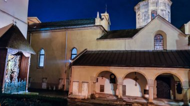 Gece Lviv Noel 'de eski şehir mimarisi