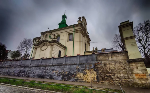 Lviv Oude Stad Architectuur Met Bewolkt Weer Het Winterseizoen — Stockfoto