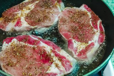 Ahşap arka planda çiğ yiyecek ve baharatlarla dolu sakin bir hayat