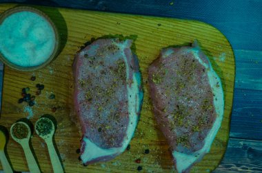 Ahşap arka planda çiğ yiyecek ve baharatlarla dolu sakin bir hayat