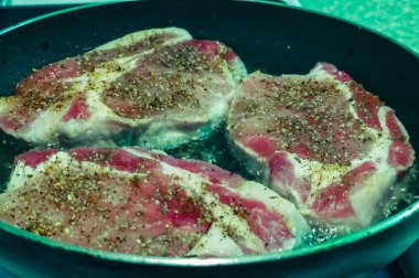 Ahşap arka planda çiğ yiyecek ve baharatlarla dolu sakin bir hayat