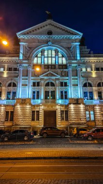 Gece Lviv Noel 'de eski şehir mimarisi