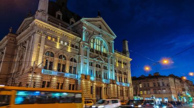 Gece Lviv Noel 'de eski şehir mimarisi