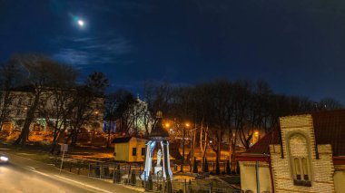 Gece Lviv Noel 'de eski şehir mimarisi