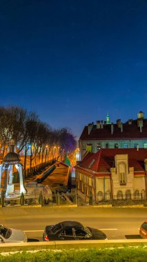 Gece Lviv Noel 'de eski şehir mimarisi