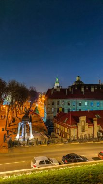 Gece Lviv Noel 'de eski şehir mimarisi