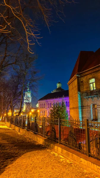 Gece Lviv Noel 'de eski şehir mimarisi
