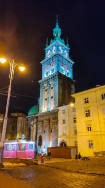 Gece Lviv Noel 'de eski şehir mimarisi