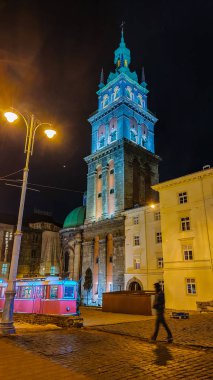 Gece Lviv Noel 'de eski şehir mimarisi