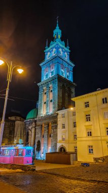 Gece Lviv Noel 'de eski şehir mimarisi