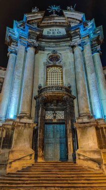 Gece Lviv Noel 'de eski şehir mimarisi