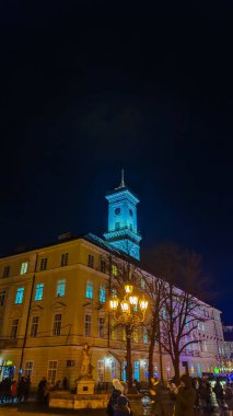 Gece Lviv Noel 'de eski şehir mimarisi